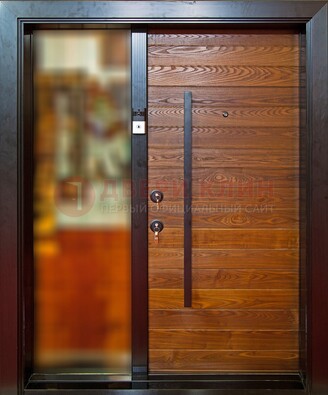 Коричневая входная дверь c МДФ панелью и стеклом ЧД-38 в частный дом в Лыткарино