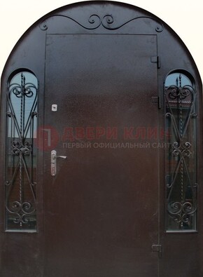 Арочная дверь со стеклом и ковкой ДА-16 под старину в Лыткарино