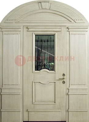 Белая входная дверь массив со стеклом и ковкой ДА-49 в Лыткарино