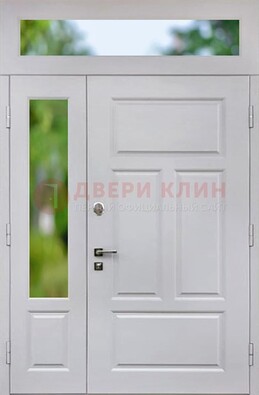 Белая полуторная железная дверь со стеклом и фрамугами ДФГ-10 в Лыткарино