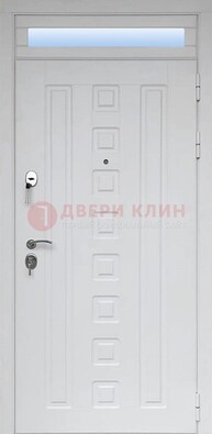 Белая металлическая дверь с фрамугой для коттеджа ДФГ-21 в Лыткарино