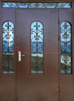 Железная парадная дверь со стеклом и ковкой ДПР-16 для общественных зданий в Лыткарино
