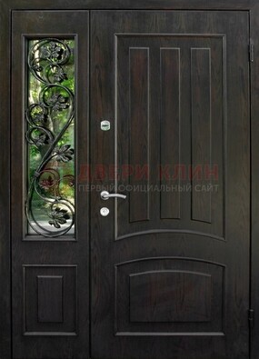 Парадная дверь со стеклянными вставками и ковкой ДПР-31 в кирпичный дом в Лыткарино