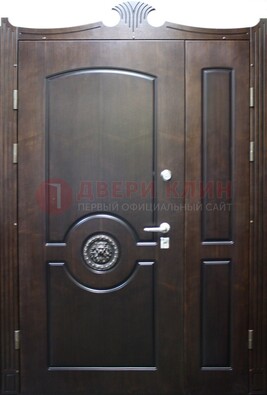 Коричневая парадная дверь с украшением ДПР-52 с утеплением в Лыткарино