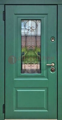 Зеленая металлическая дверь со стеклом и ковкой ДСК-113 в Лыткарино