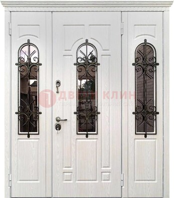 Белая распашная стальная дверь со стеклом и ковкой ДСК-125 в Лыткарино