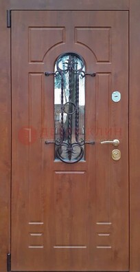 Темная железная дверь со стеклом и ковкой в коричневом цвете ДСК-154 в Лыткарино