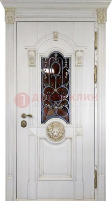 Белая железная дверь со стеклом и ковкой для кирпичного дома ДСК-155 в Лыткарино