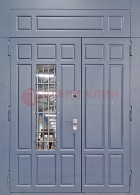 Серая двухстворчатая дверь Винорит со стеклом и ковкой ДСК-234 RAL 7024 в Лыткарино