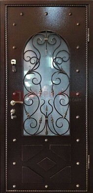 Влагостойкая дверь со стеклом и ковкой с декором ДСК-37 в Лыткарино