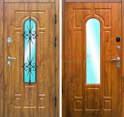 Входная дверь со стеклом и ковкой ДСК-54 для частного дома в Лыткарино