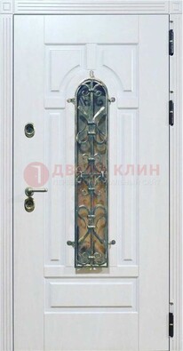 Белая остекленная металлическая дверь с ковкой ДСК-98 в Лыткарино