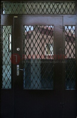 Коричневая тамбурная дверь со стеклянными вставками и ковкой ДТМ-32 в Лыткарино