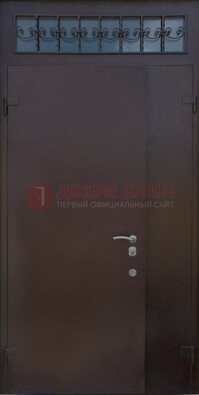 Коричневая тамбурная дверь со стеклянными вставками и ковкой ДТМ-39 в Лыткарино
