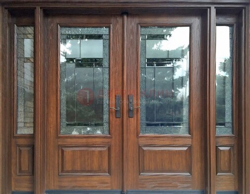 Распашная стальная дверь с массивом с витражом и фрамугами ВЖ-21 в Лыткарино