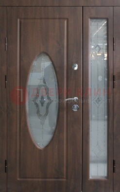 Коричневая двухстворчатая железная дверь с МДФ и витражом ВЖ-33 в Лыткарино